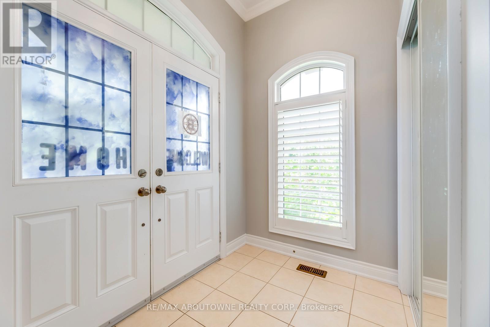 2481 Taylorwood Drive, Oakville, Ontario  L6H 0E1 - Photo 2 - W12986154