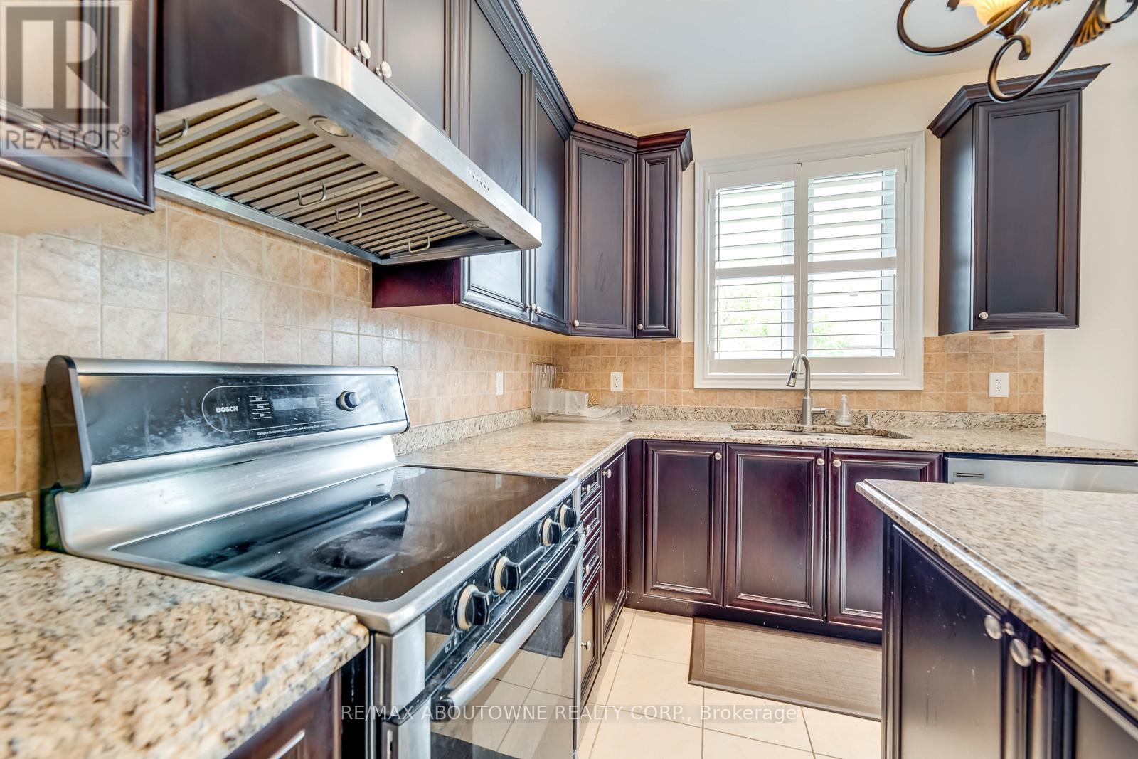 2481 Taylorwood Drive, Oakville, Ontario  L6H 0E1 - Photo 20 - W12986154