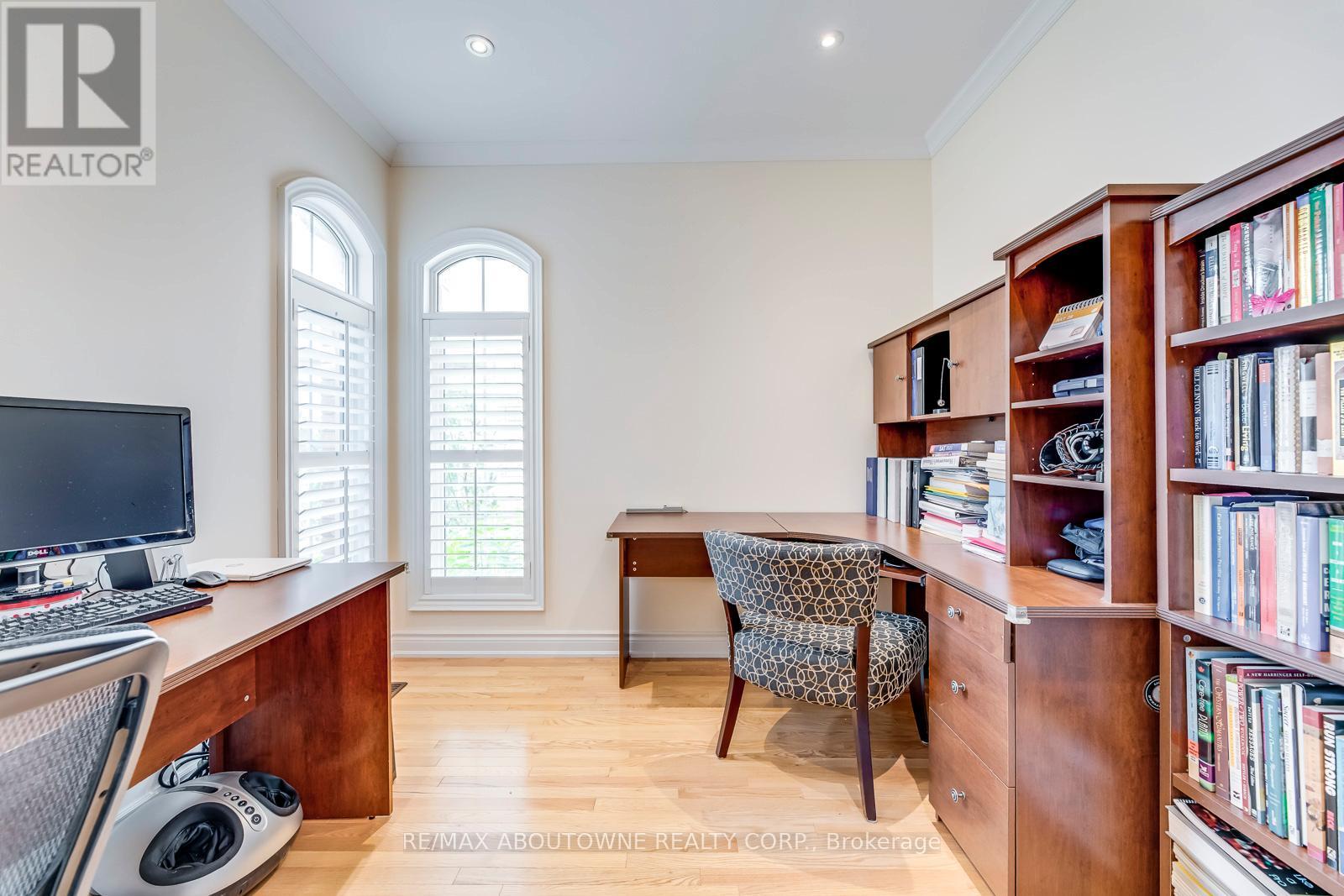 2481 Taylorwood Drive, Oakville, Ontario  L6H 0E1 - Photo 3 - W12986154