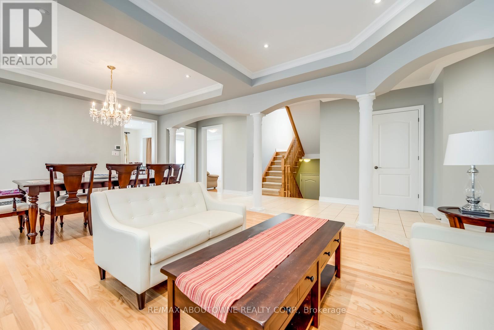 2481 Taylorwood Drive, Oakville, Ontario  L6H 0E1 - Photo 6 - W12986154