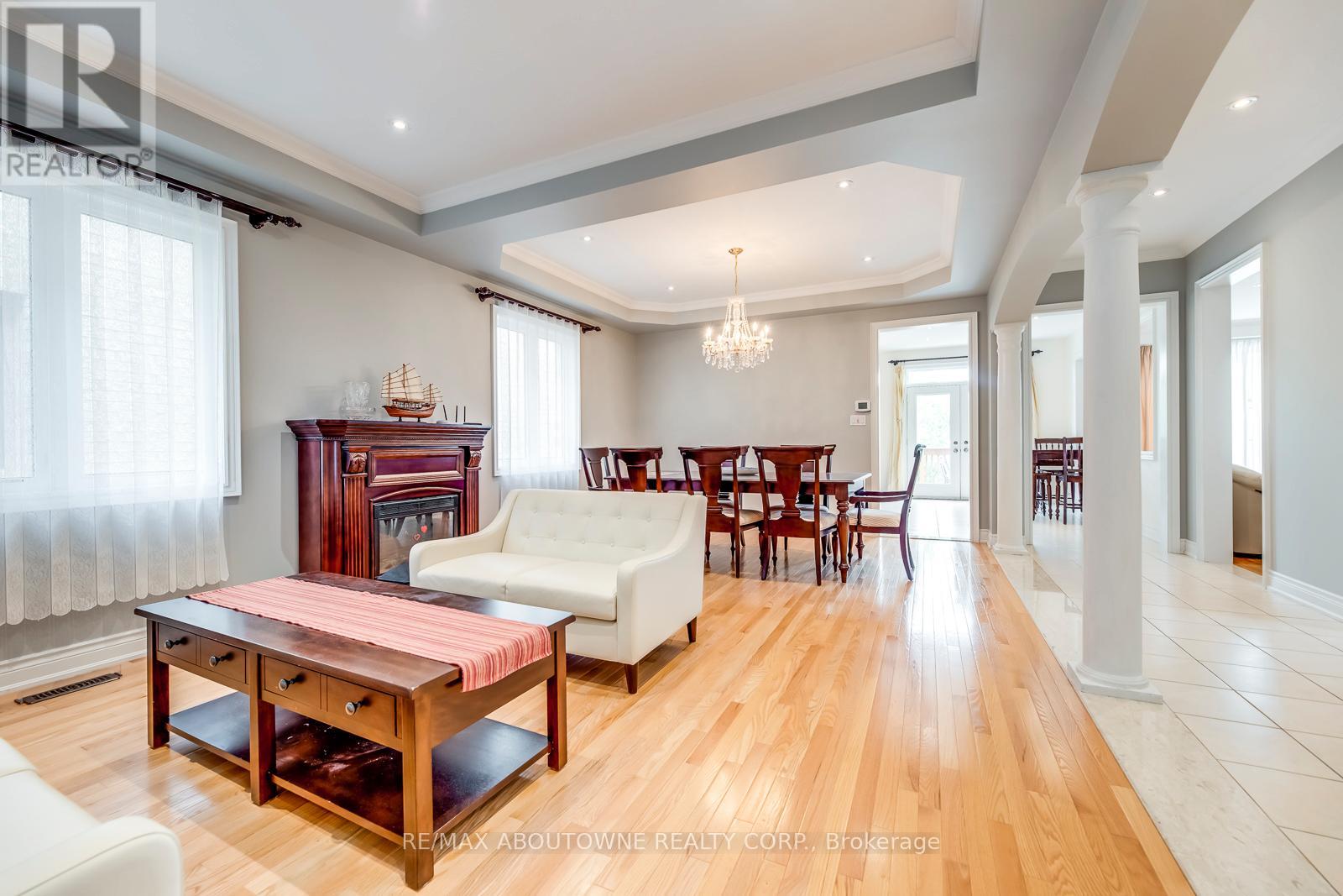 2481 Taylorwood Drive, Oakville, Ontario  L6H 0E1 - Photo 7 - W12986154