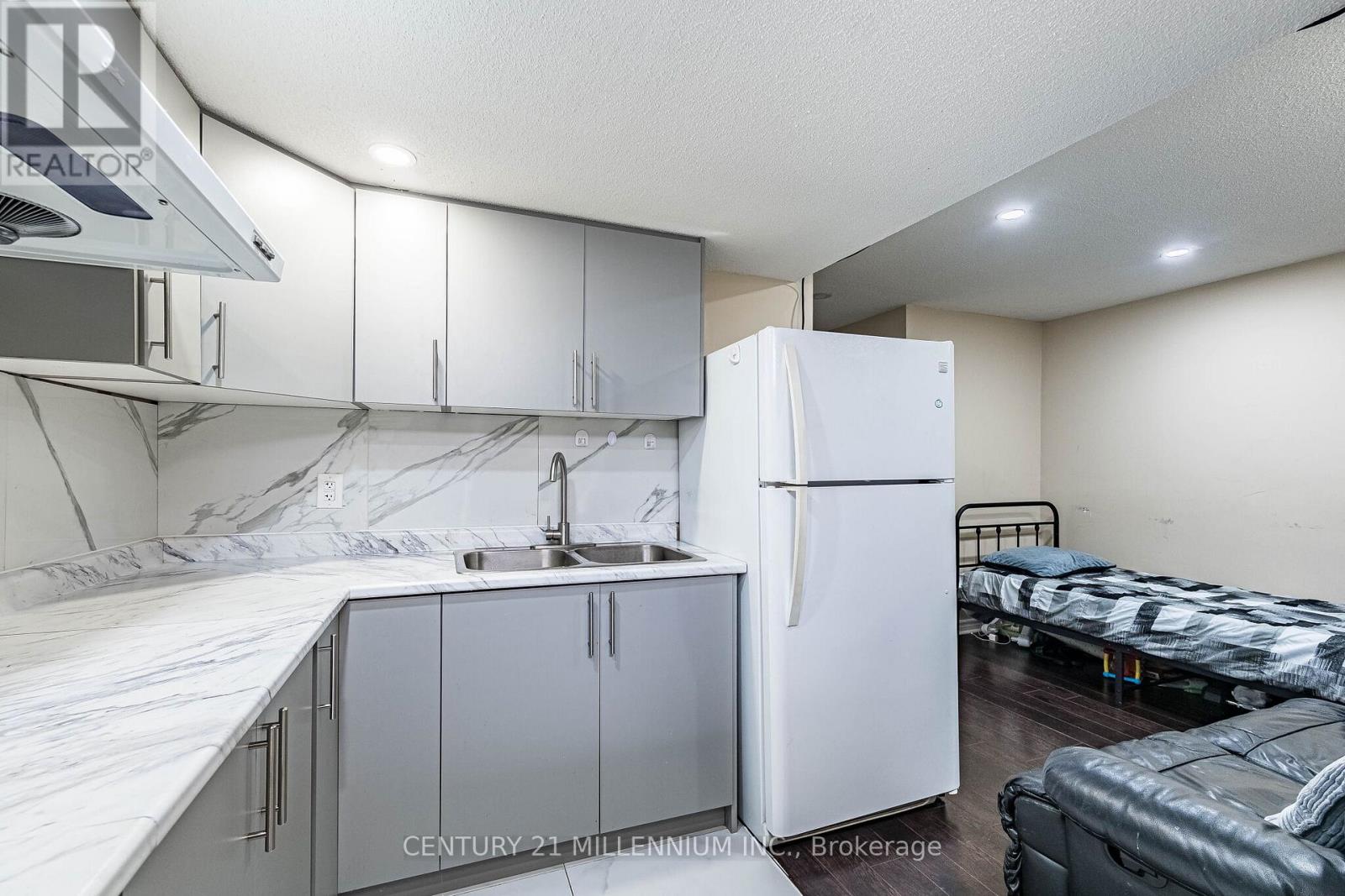 100 Monaco Court, Brampton, Ontario  L7A 1X2 - Photo 32 - W12985346