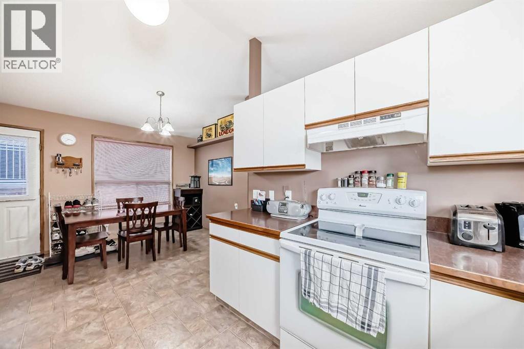 329 Martinwood Place Ne, Calgary, Alberta  T3J 3H7 - Photo 11 - A2285894