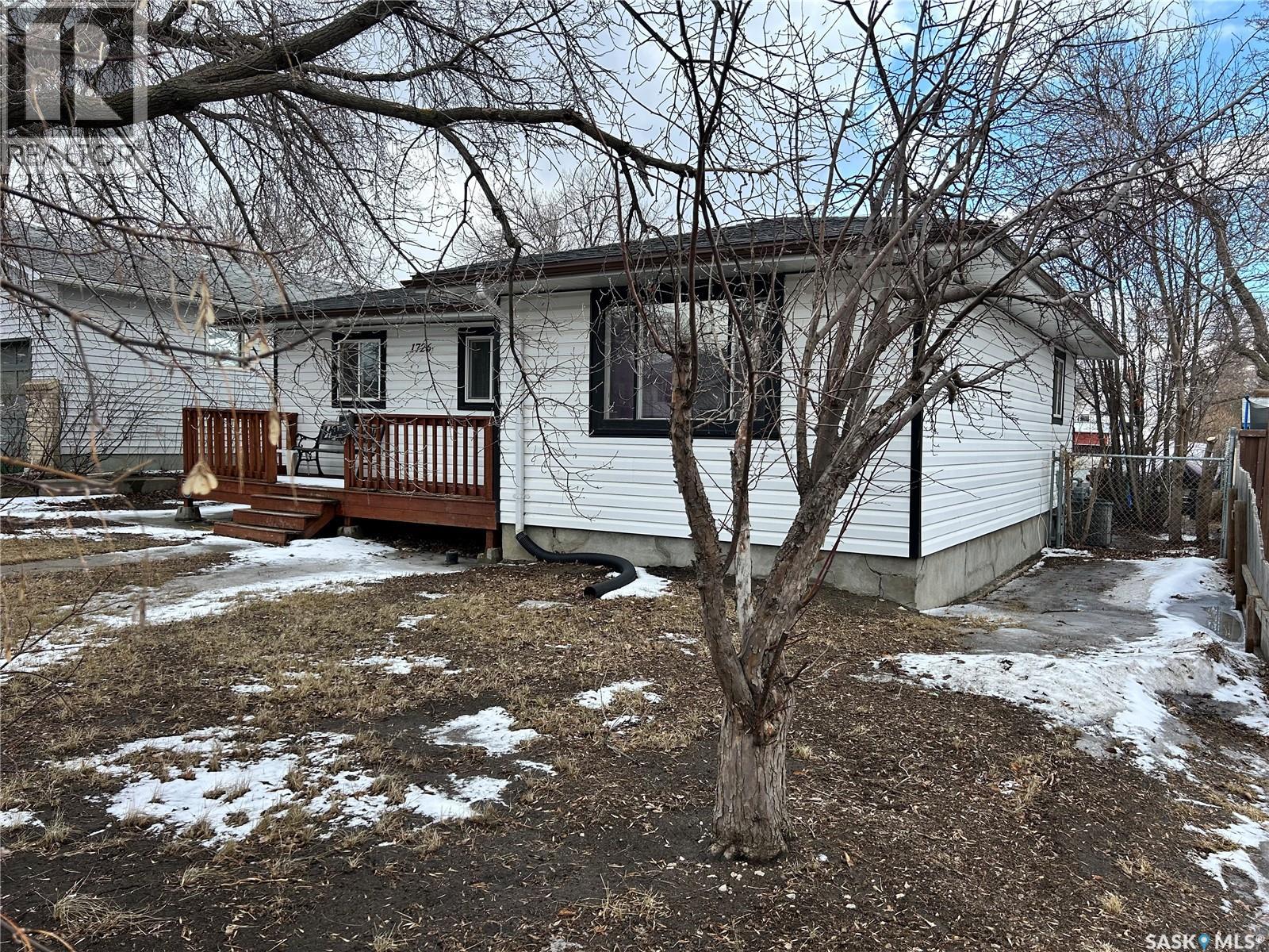 Street 1726 Forget Street, Regina, Saskatchewan  S4T 4Y5 - Photo 2 - SK032605