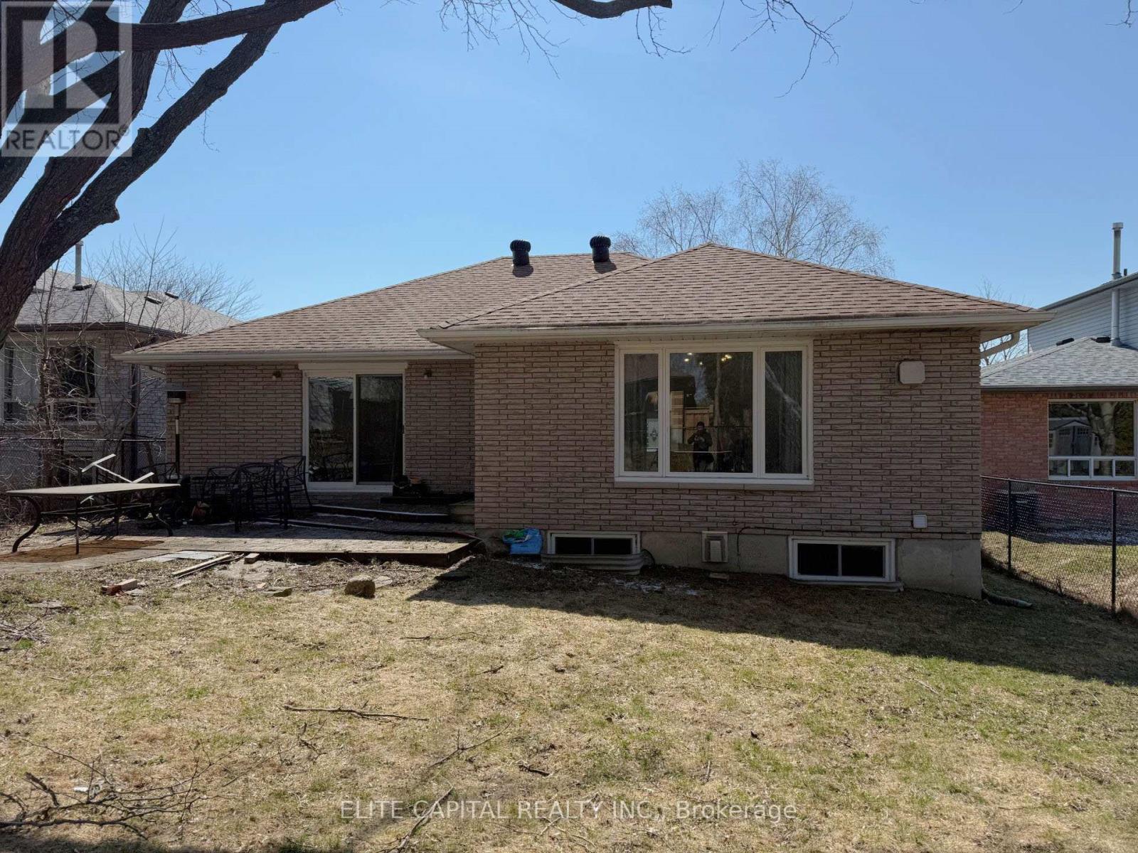 Upper - 298 Tampa Drive, Georgina, Ontario  L4P 3T7 - Photo 12 - N12986200