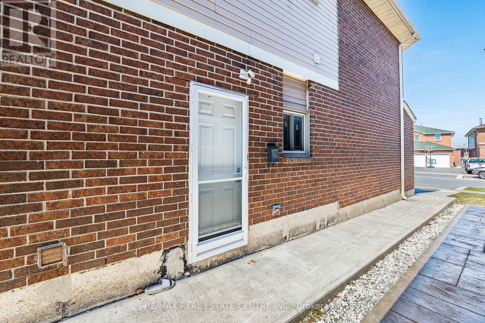 4 Howell Street, Brampton, Ontario  L6Y 3J6 - Photo 47 - W12986218