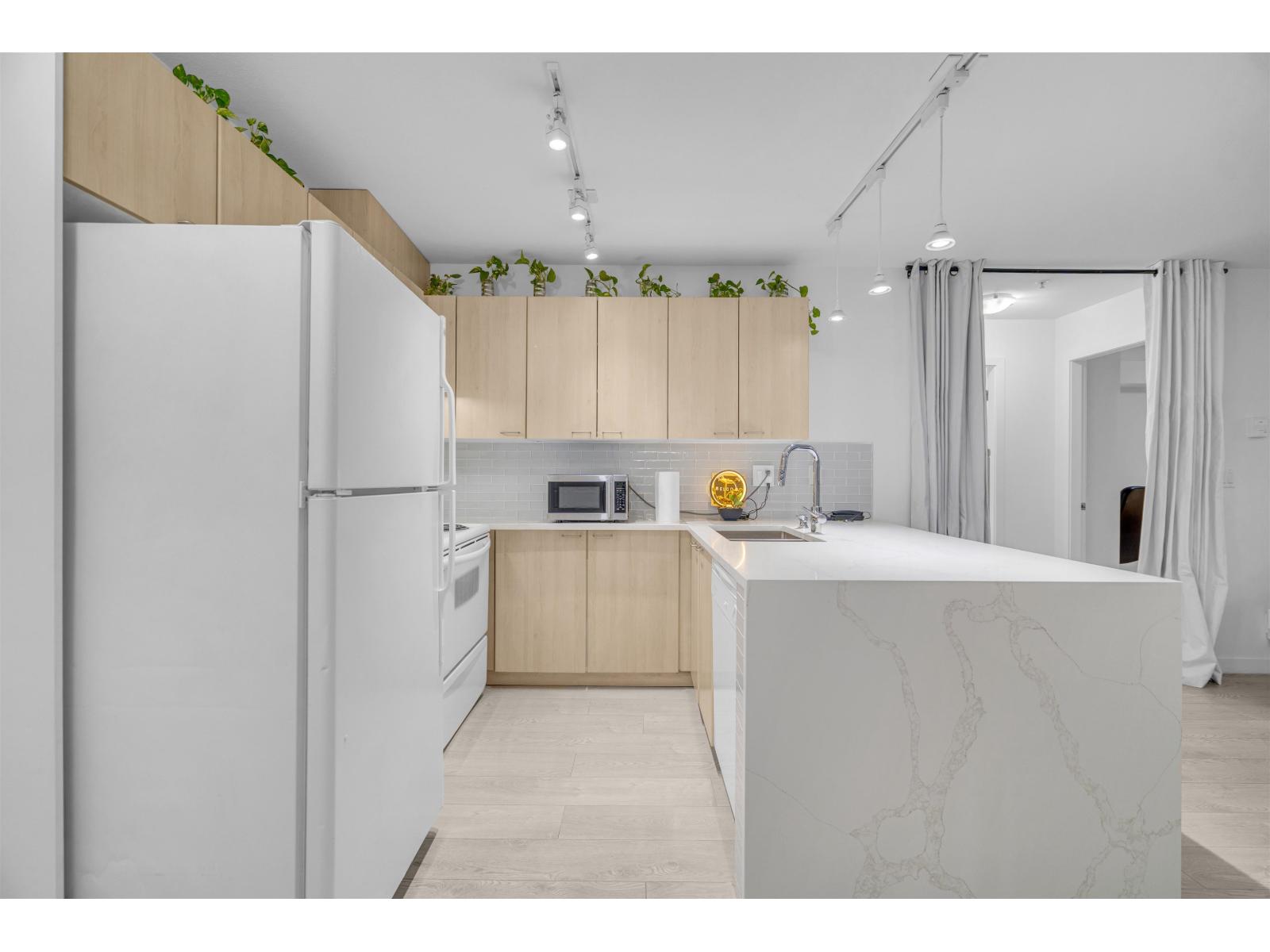 301 12083 92a Avenue, Surrey, British Columbia  V3V 8C8 - Photo 3 - R3109678