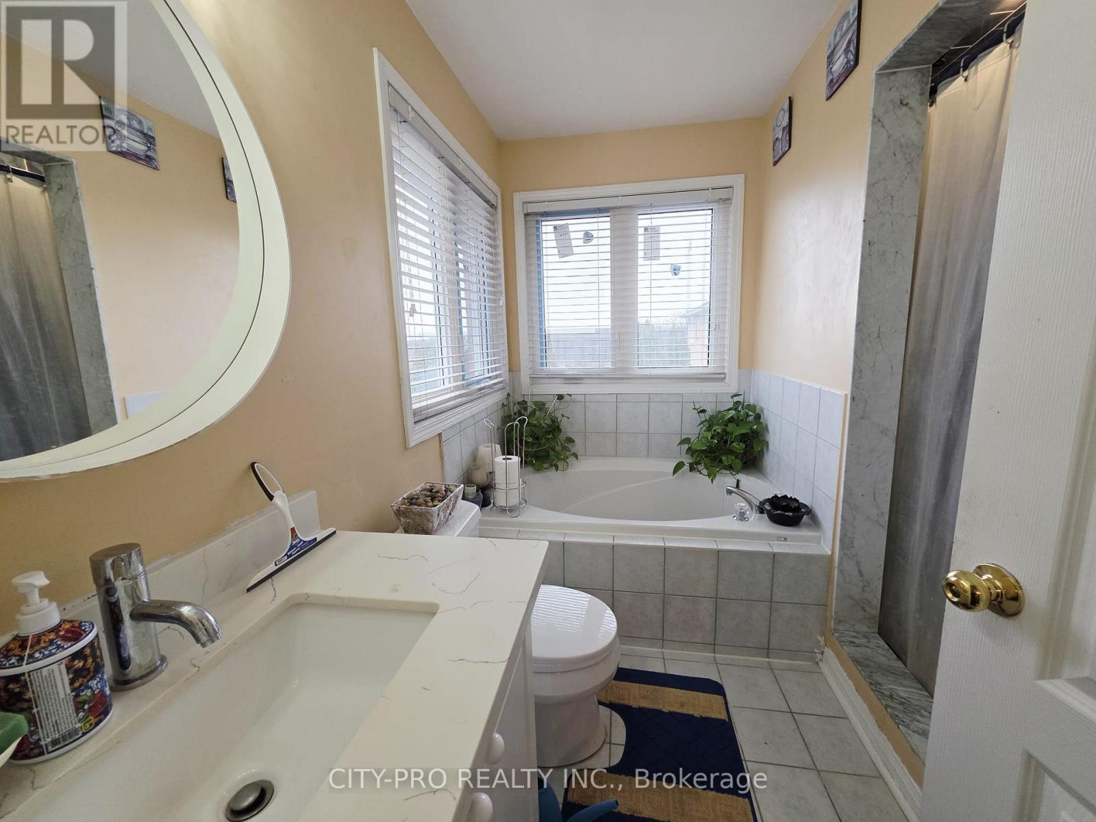 69 Mainland Crescent, Vaughan, Ontario  L6A 3G4 - Photo 17 - N12986130