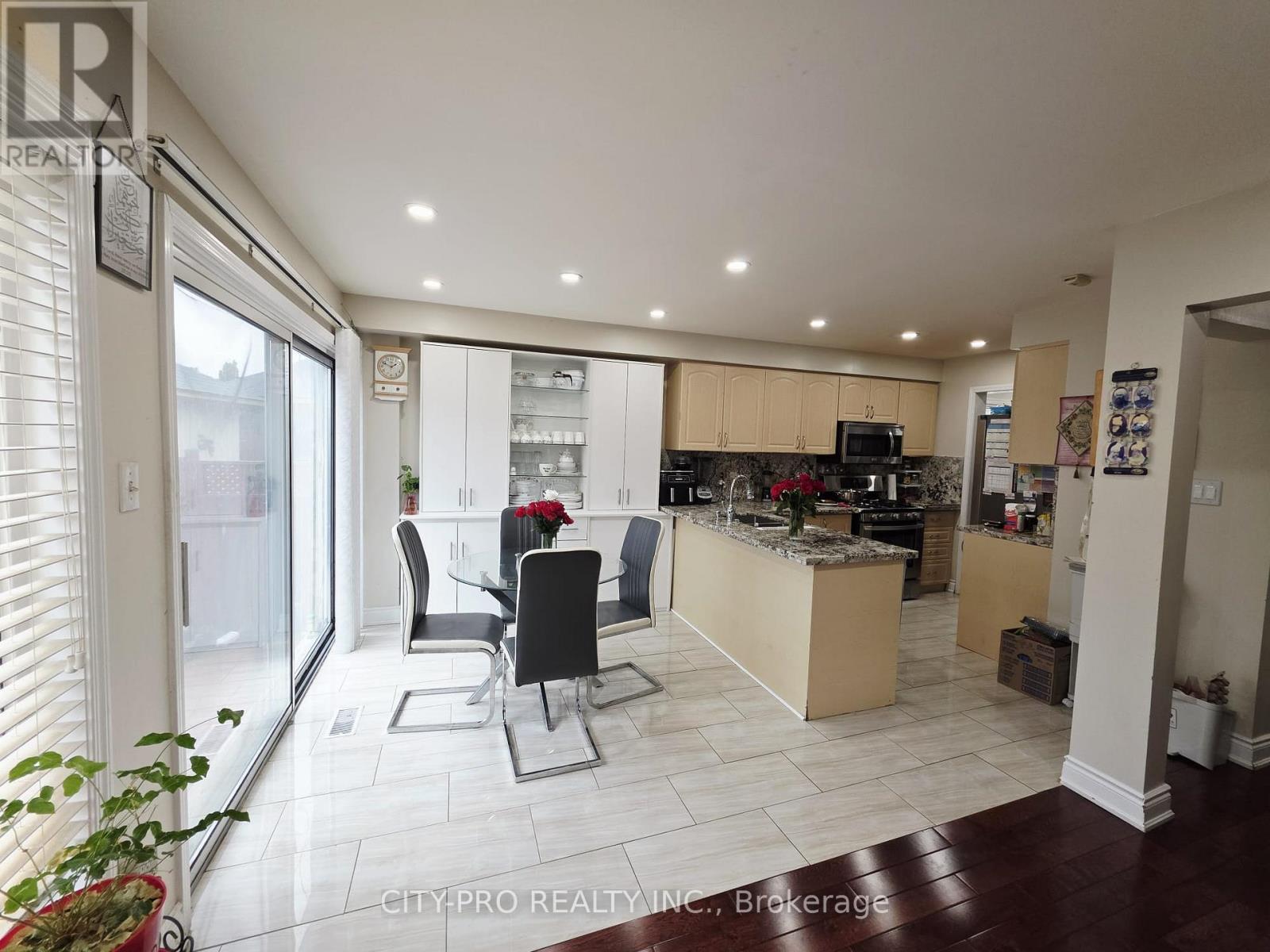 69 Mainland Crescent, Vaughan, Ontario  L6A 3G4 - Photo 11 - N12986130