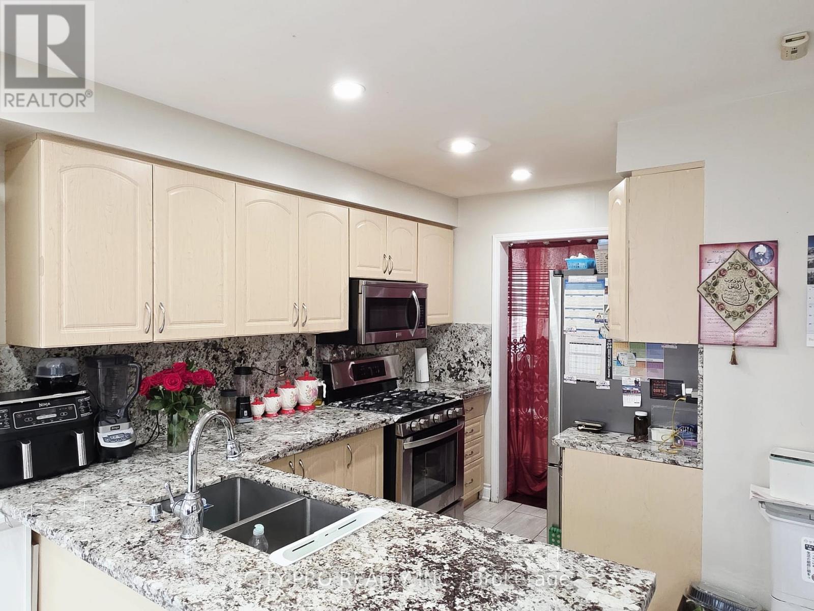 69 Mainland Crescent, Vaughan, Ontario  L6A 3G4 - Photo 15 - N12986130