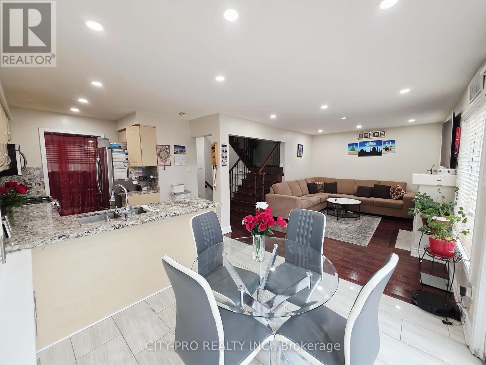 69 Mainland Crescent, Vaughan, Ontario  L6A 3G4 - Photo 13 - N12986130