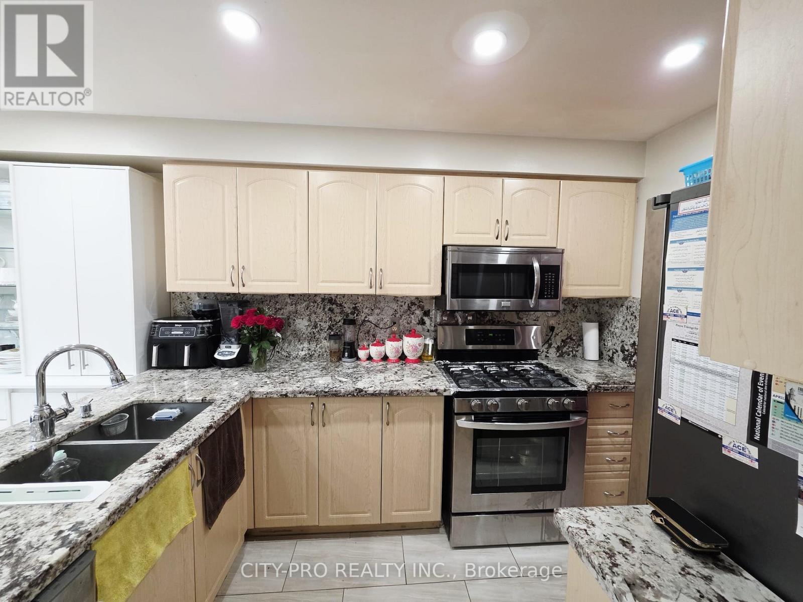 69 Mainland Crescent, Vaughan, Ontario  L6A 3G4 - Photo 16 - N12986130