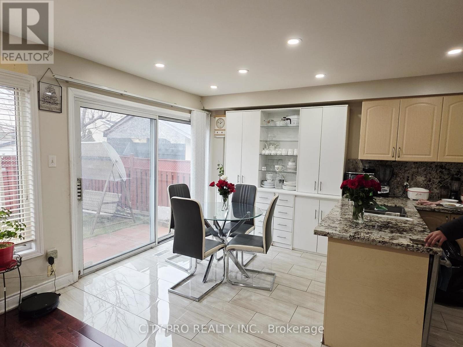 69 Mainland Crescent, Vaughan, Ontario  L6A 3G4 - Photo 10 - N12986130