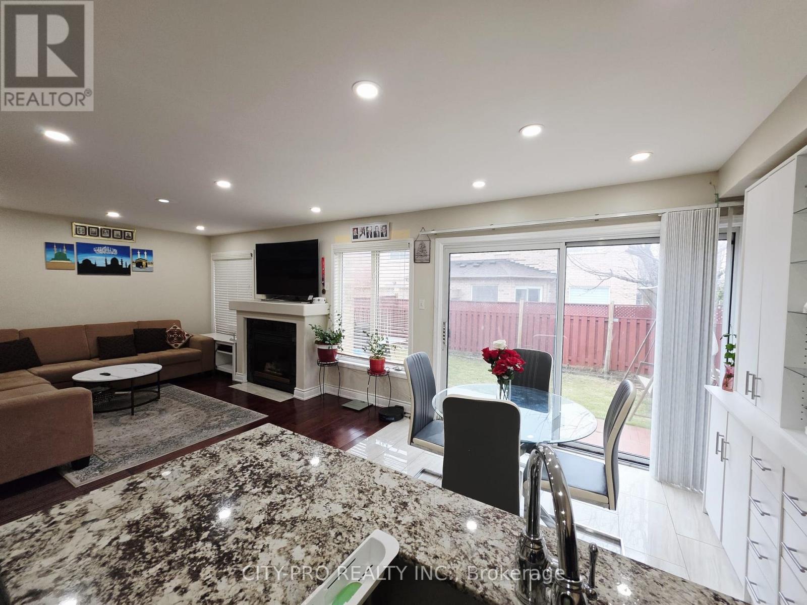 69 Mainland Crescent, Vaughan, Ontario  L6A 3G4 - Photo 12 - N12986130