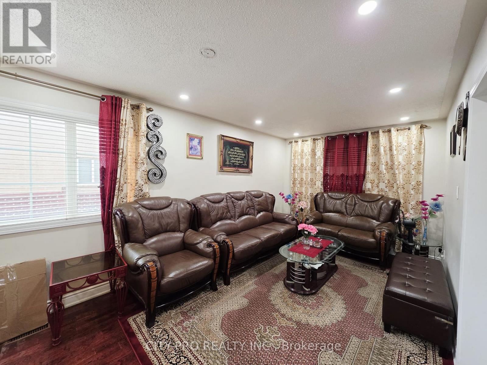 69 Mainland Crescent, Vaughan, Ontario  L6A 3G4 - Photo 6 - N12986130