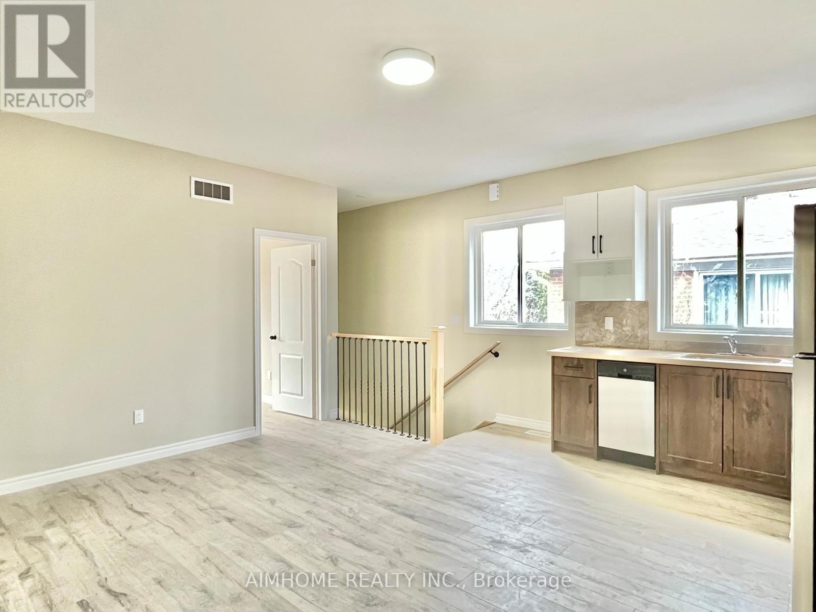 3 - 15 Waddington Crescent, Toronto, Ontario  M2J 2Z9 - Photo 4 - C12986270