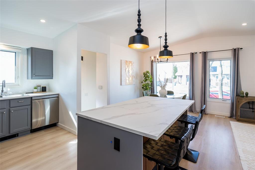 108 Jim Smith Drive, Winnipeg, Manitoba  R2G 3Z2 - Photo 5 - 202606745