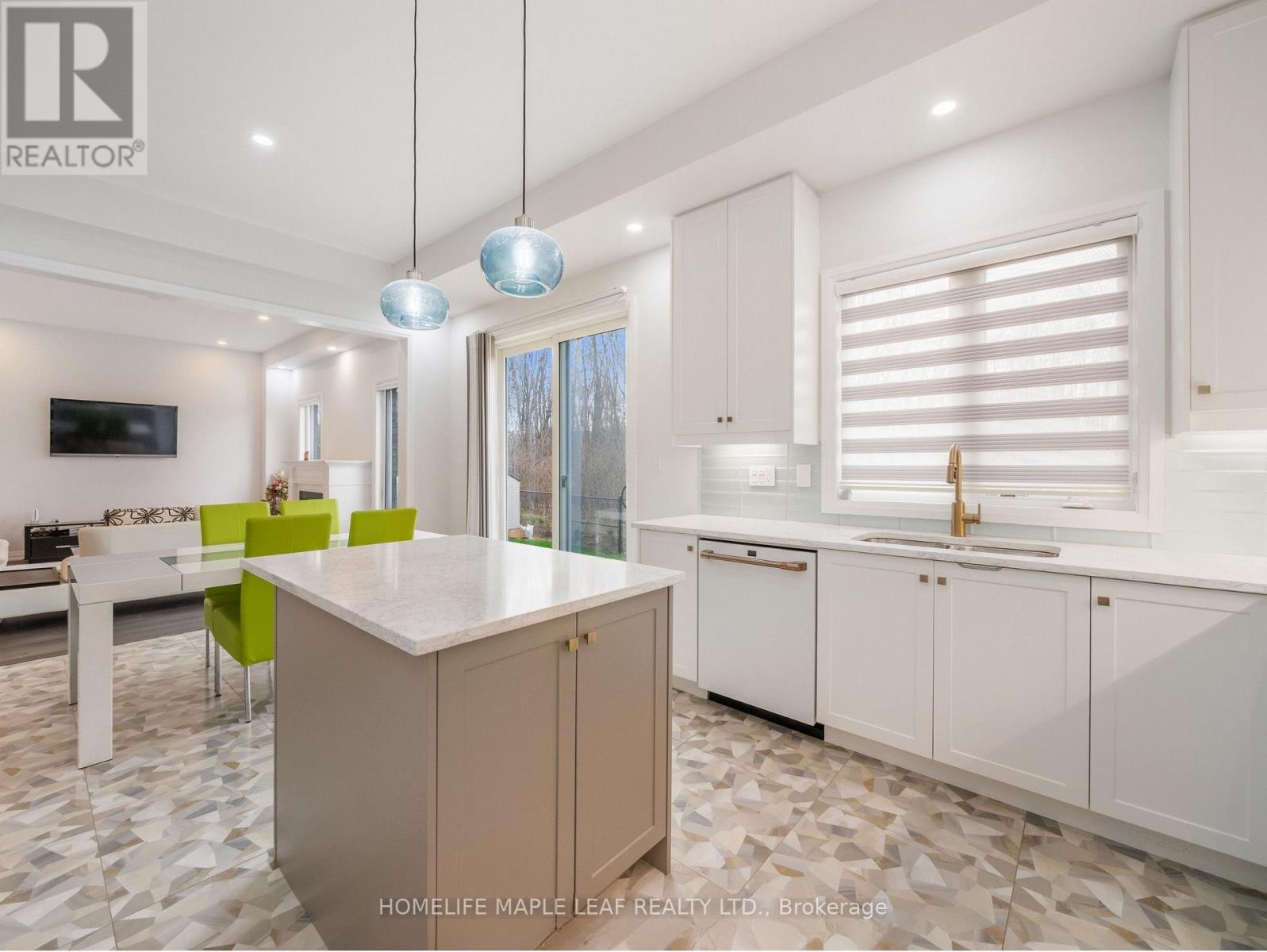 1028 Hardy Way, Innisfil, Ontario  L0L 1W0 - Photo 11 - N12852308