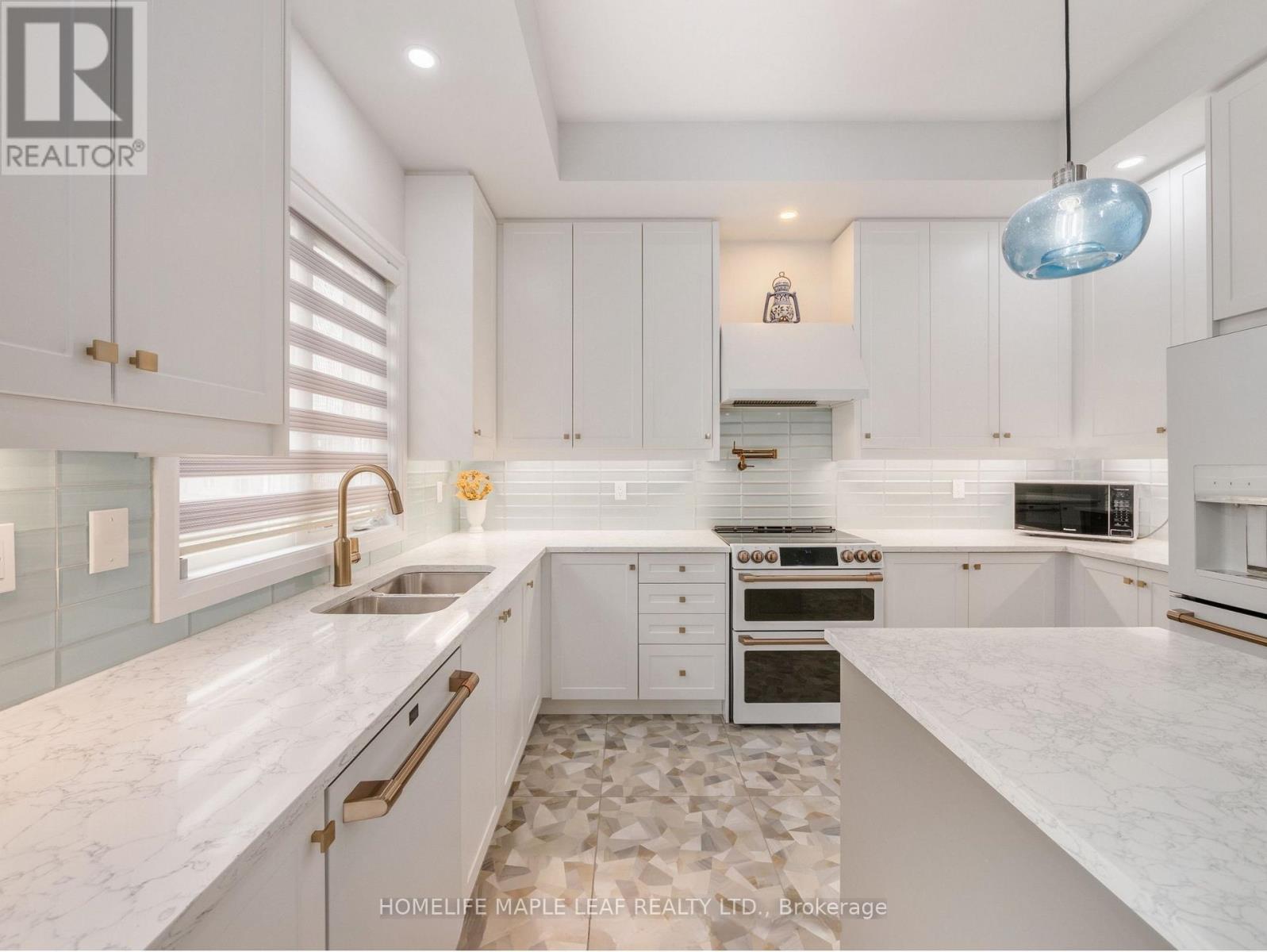 1028 Hardy Way, Innisfil, Ontario  L0L 1W0 - Photo 9 - N12852308