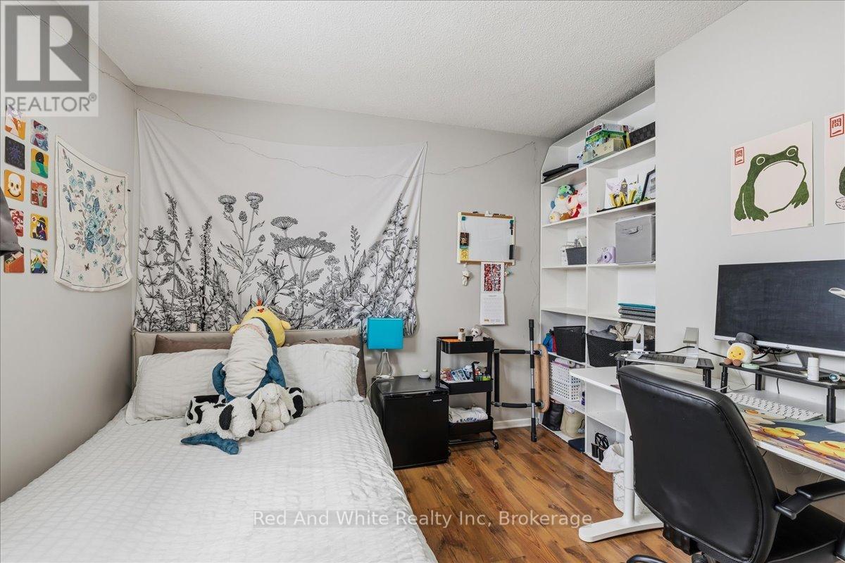 400 Midwood Crescent, Waterloo, Ontario  N2L 5N5 - Photo 12 - X12986370