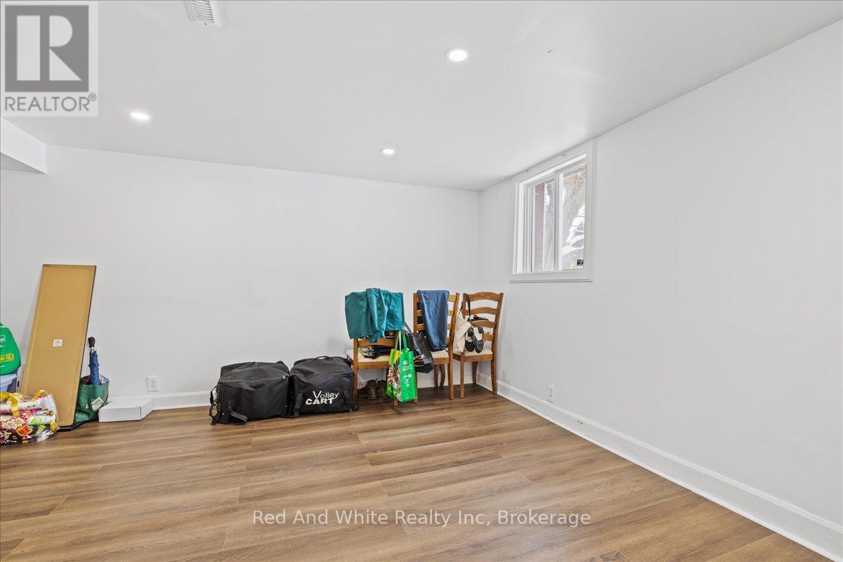 400 Midwood Crescent, Waterloo, Ontario  N2L 5N5 - Photo 18 - X12986370