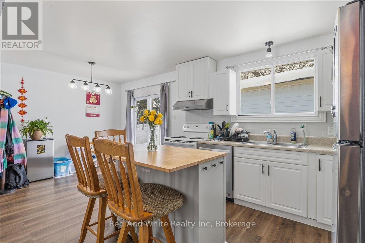 400 Midwood Crescent, Waterloo, Ontario  N2L 5N5 - Photo 5 - X12986370