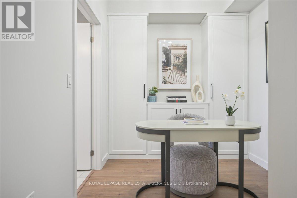 211 - 168 Sabina Drive, Oakville, Ontario  L6H 0W5 - Photo 10 - W12986366