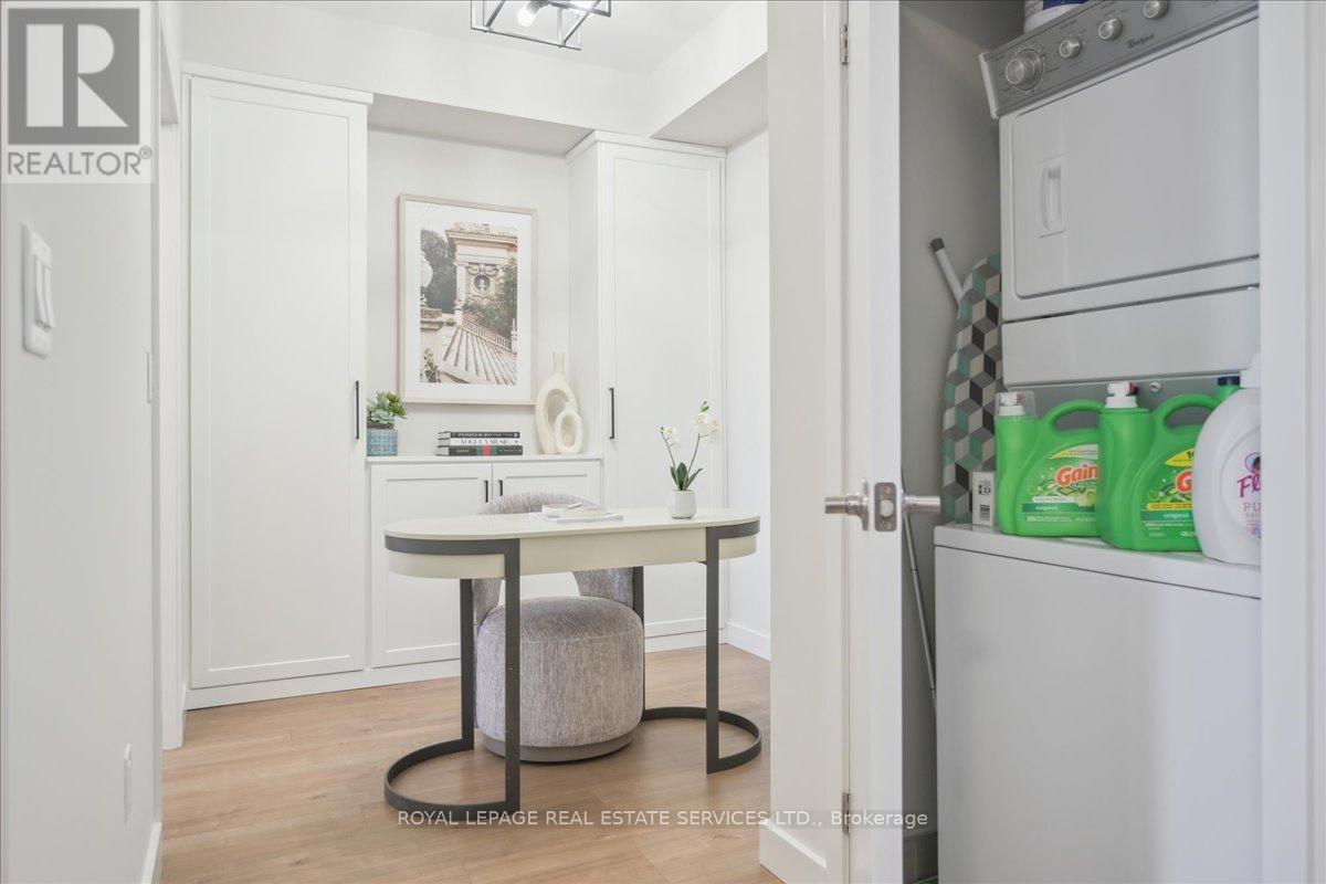 211 - 168 Sabina Drive, Oakville, Ontario  L6H 0W5 - Photo 9 - W12986366