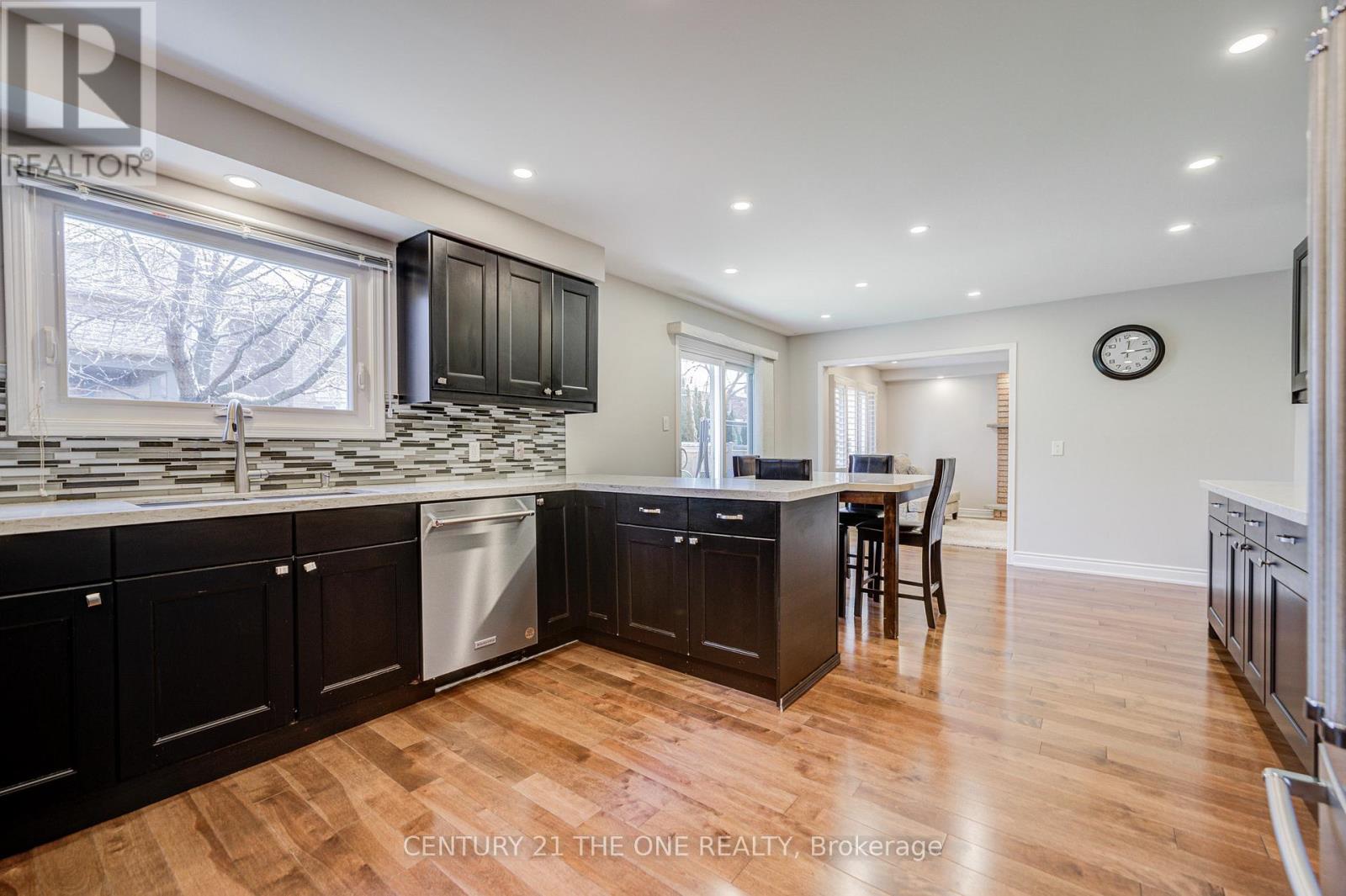 21 Larratt Lane, Richmond Hill, Ontario  L4C 9J1 - Photo 19 - N12976576