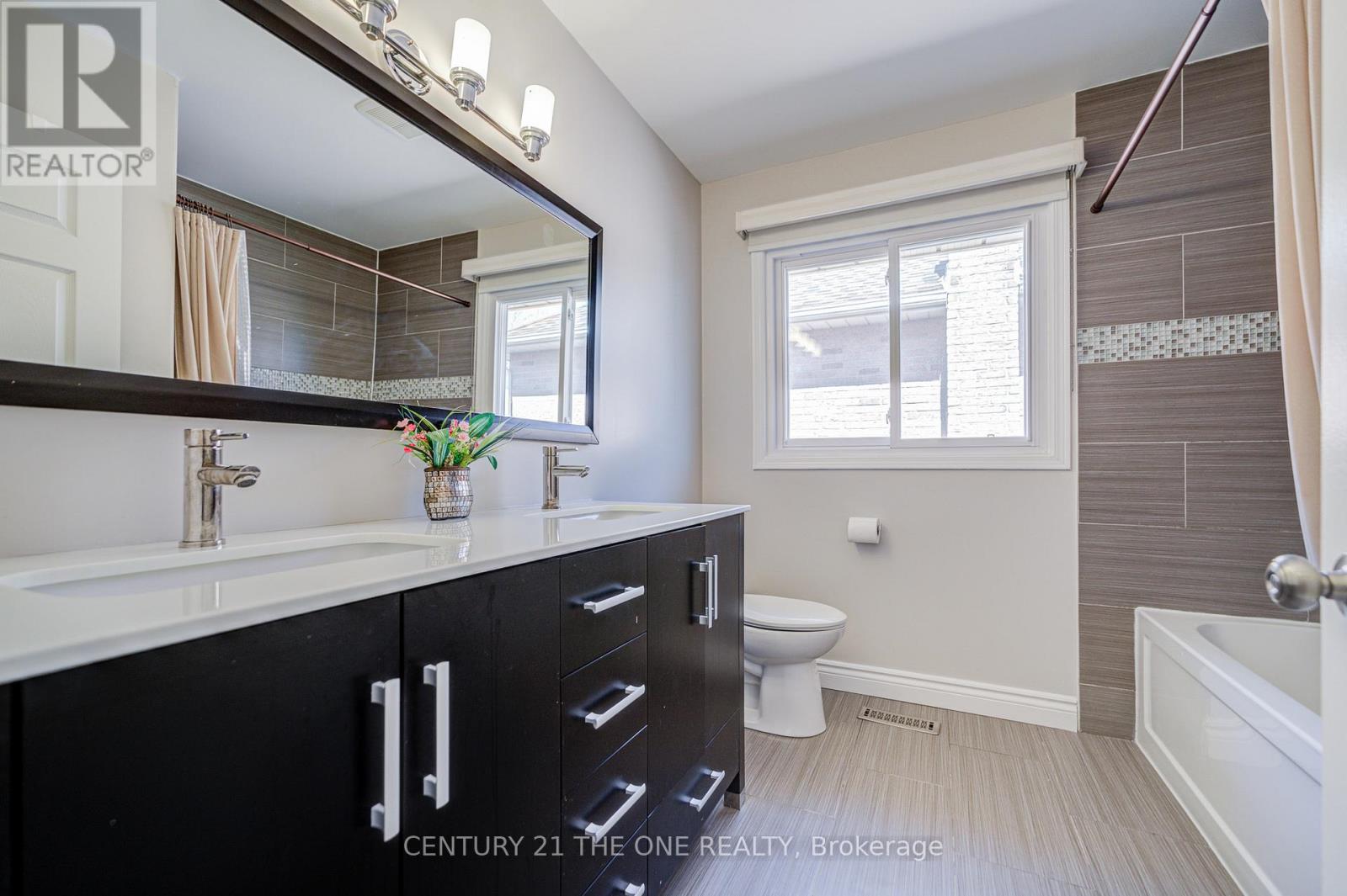 21 Larratt Lane, Richmond Hill, Ontario  L4C 9J1 - Photo 31 - N12976576