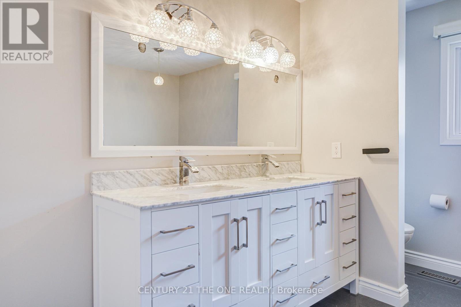 21 Larratt Lane, Richmond Hill, Ontario  L4C 9J1 - Photo 24 - N12976576