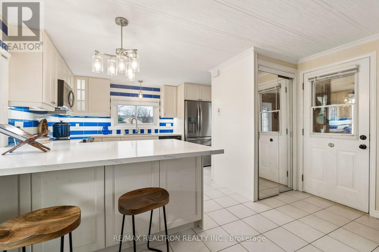 10 Pinecrest Circle, Innisfil, Ontario  L0L 1L0 - Photo 11 - N12956708