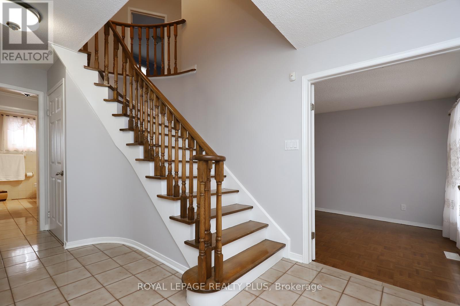 1086 Hedge Drive, Mississauga, Ontario L4Y 1G2 - Photo 5 - W12656266