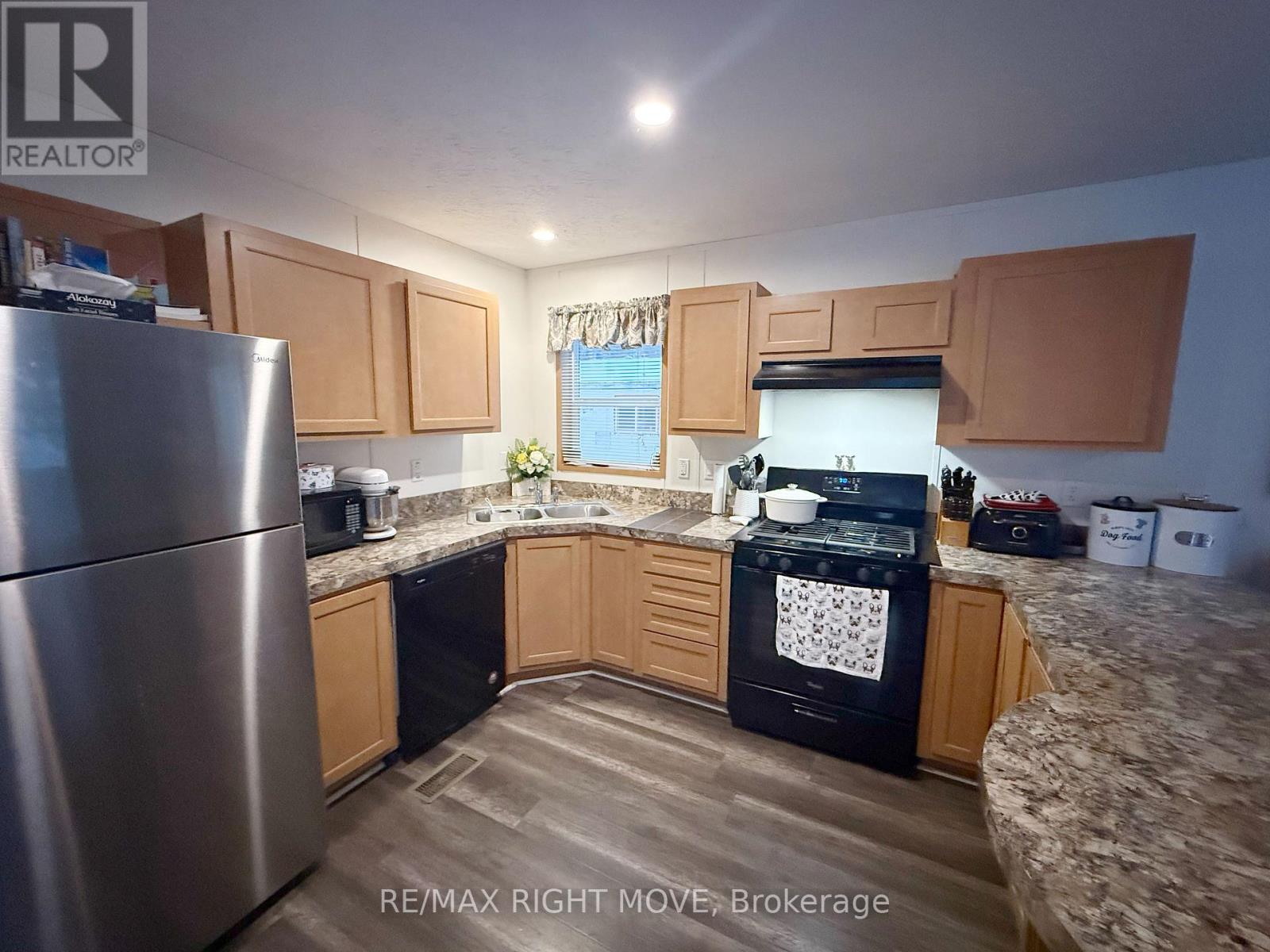 1050 4 Seasons Road, Gravenhurst, Ontario  P0E 1N0 - Photo 11 - X12986384