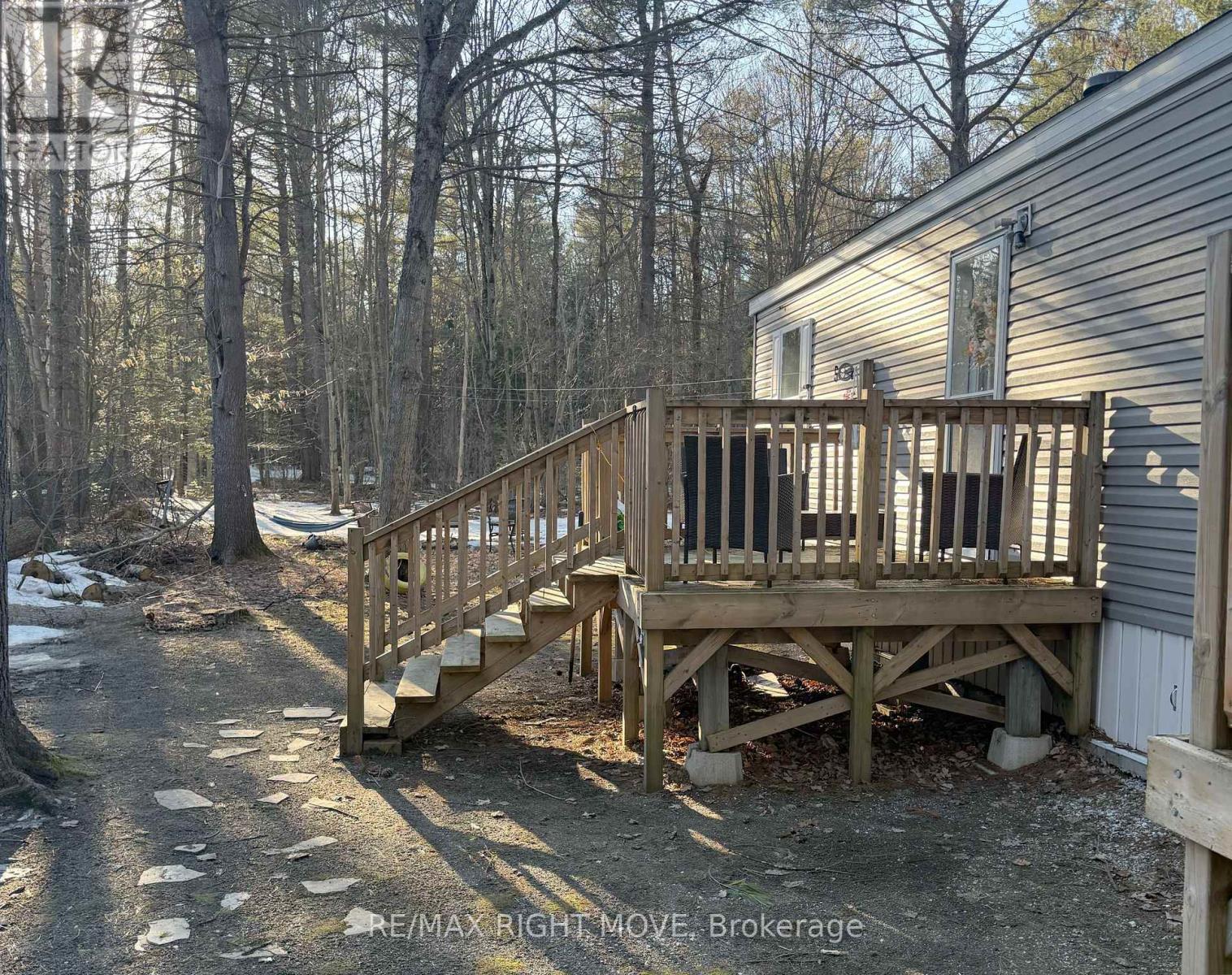 1050 4 Seasons Road, Gravenhurst, Ontario  P0E 1N0 - Photo 2 - X12986384