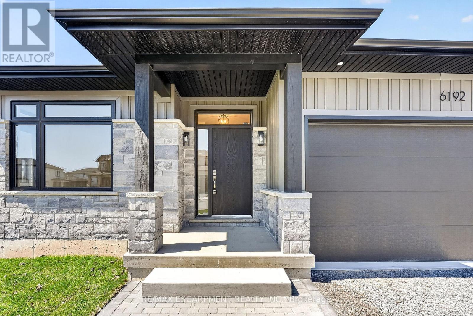 6192 Curlin Crescent, Niagara Falls, Ontario  L2H 3W8 - Photo 3 - X12985274