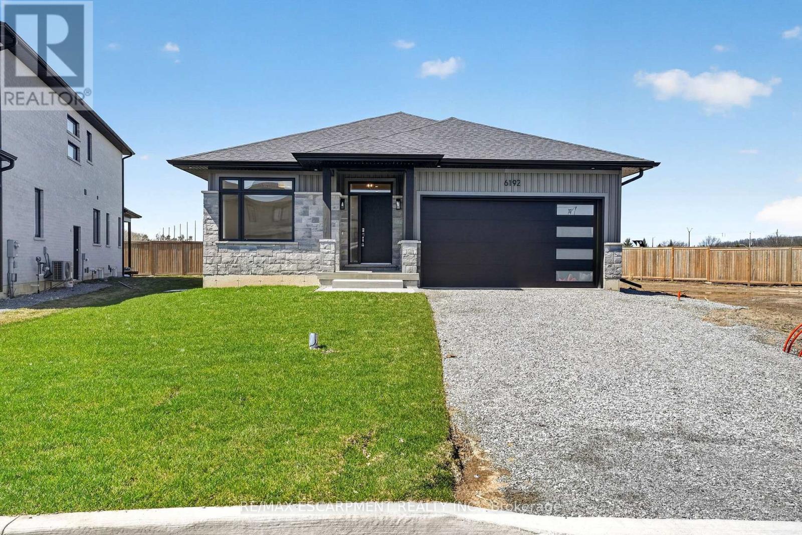 6192 Curlin Crescent, Niagara Falls, Ontario  L2H 3W8 - Photo 2 - X12985274