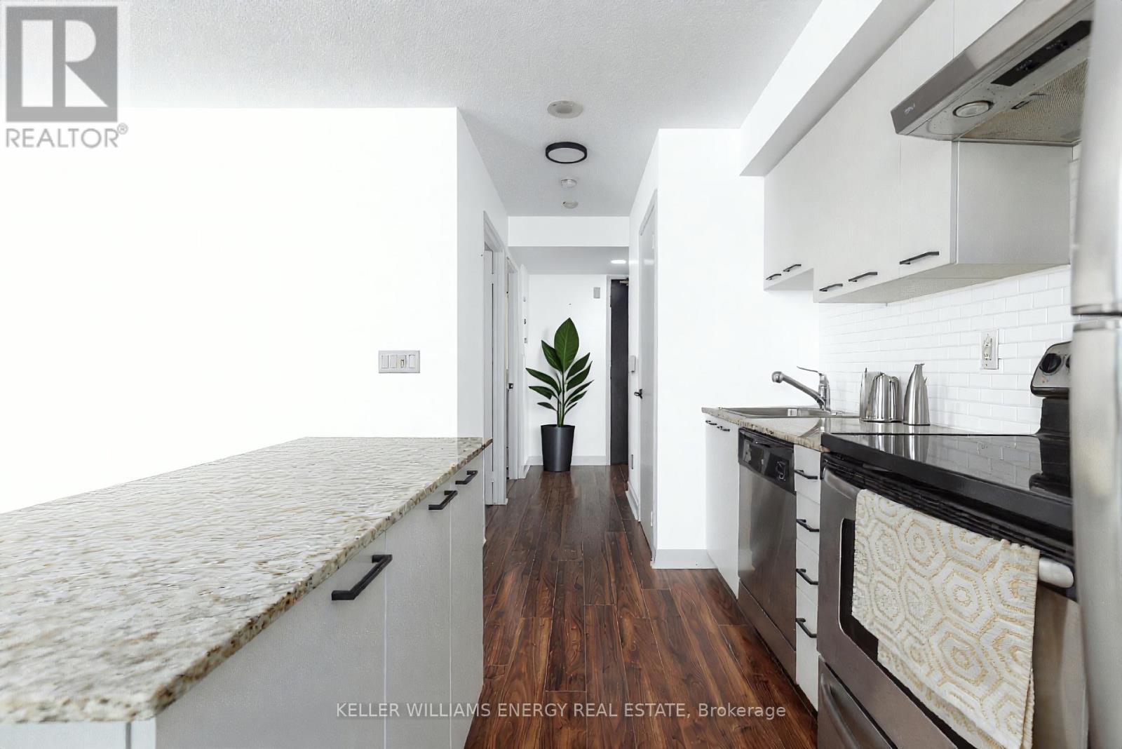 912 - 155 Legion Road N, Toronto, Ontario  M8Y 0A7 - Photo 8 - W12985984