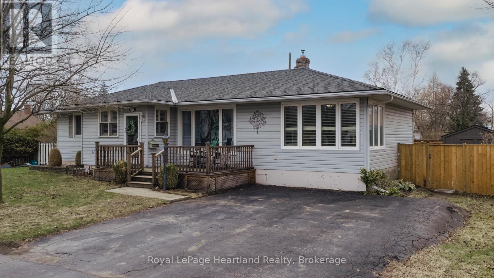 137 Oxford Street, Goderich, Ontario  N7A 1E6 - Photo 2 - X12986448
