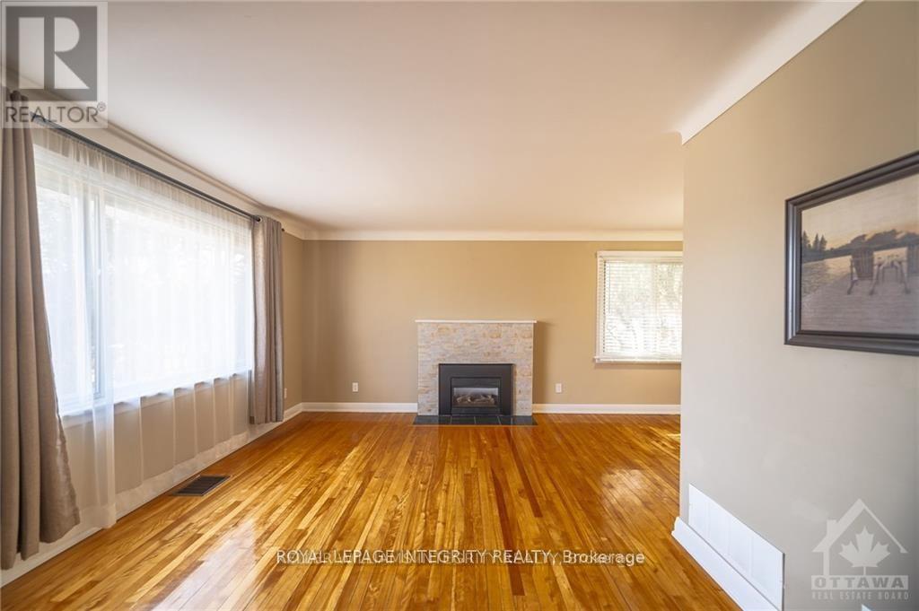 147 Oakridge Boulevard, Ottawa, Ontario  K2G 2V1 - Photo 2 - X12986416