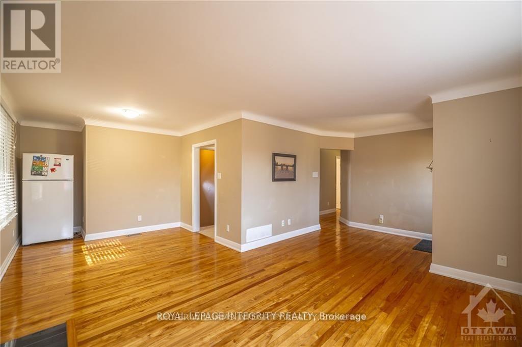 147 Oakridge Boulevard, Ottawa, Ontario  K2G 2V1 - Photo 3 - X12986416