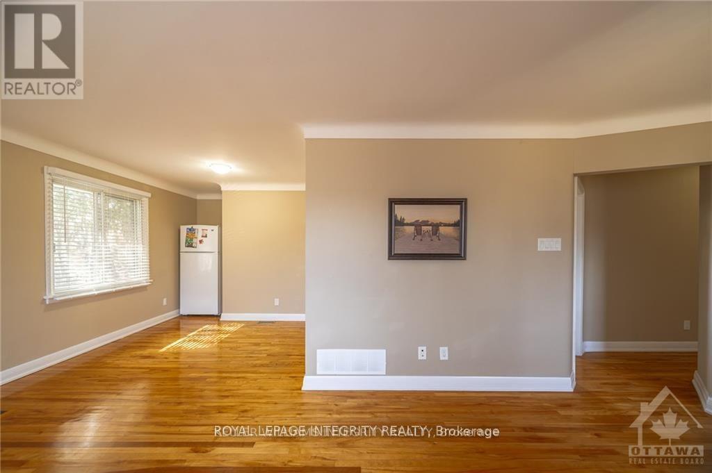 147 Oakridge Boulevard, Ottawa, Ontario  K2G 2V1 - Photo 4 - X12986416