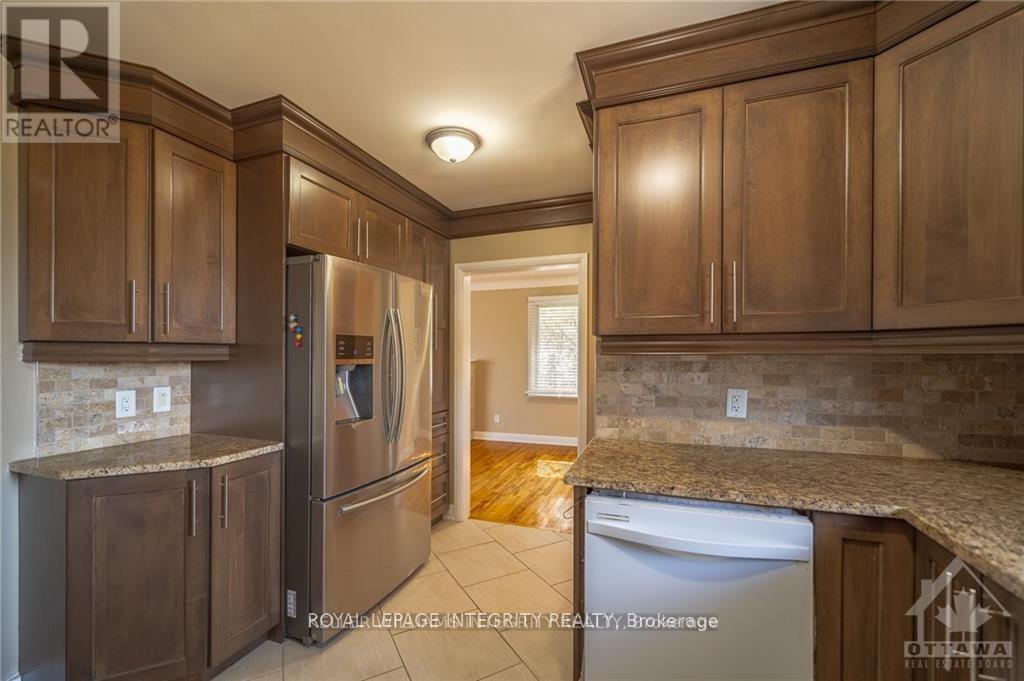 147 Oakridge Boulevard, Ottawa, Ontario  K2G 2V1 - Photo 5 - X12986416