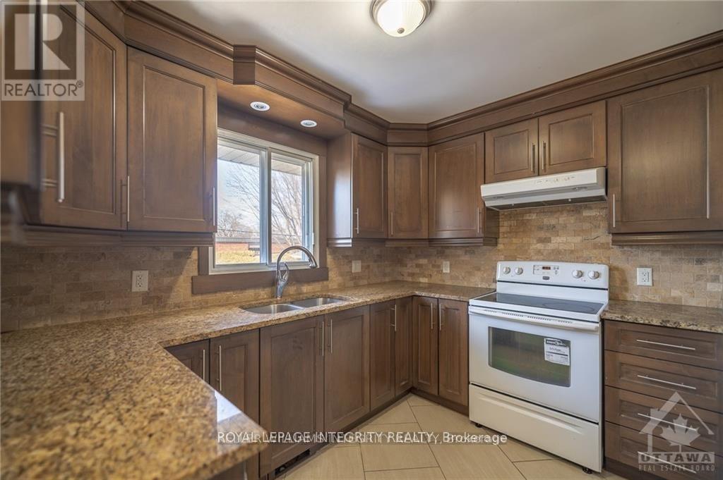 147 Oakridge Boulevard, Ottawa, Ontario  K2G 2V1 - Photo 6 - X12986416