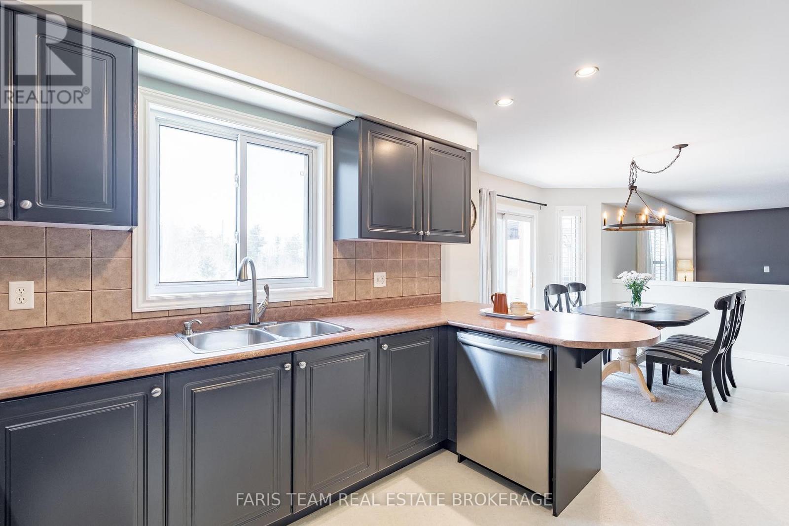 11 Berry Court, Barrie, Ontario  L4N 0J6 - Photo 11 - S12986420