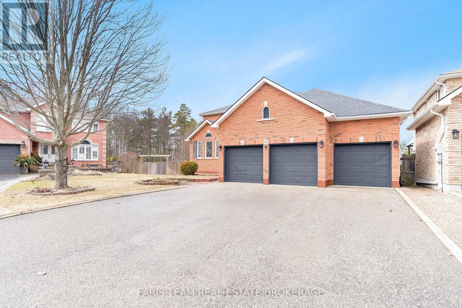 11 Berry Court, Barrie, Ontario  L4N 0J6 - Photo 4 - S12986420