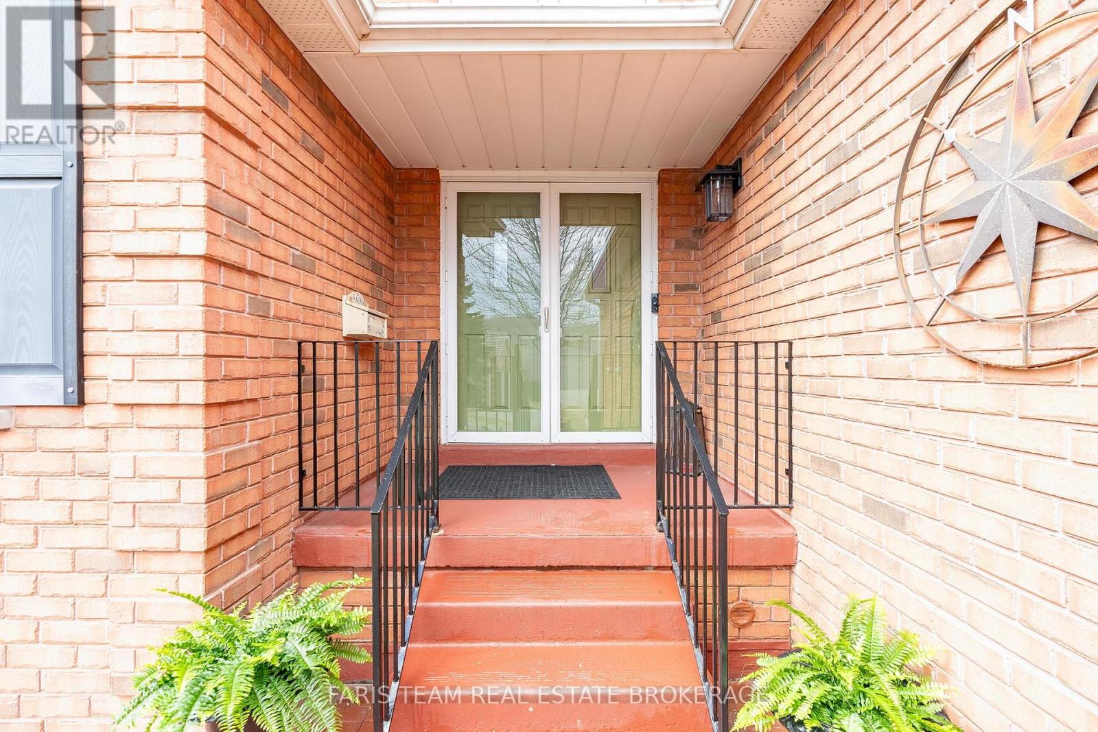 11 Berry Court, Barrie, Ontario  L4N 0J6 - Photo 6 - S12986420