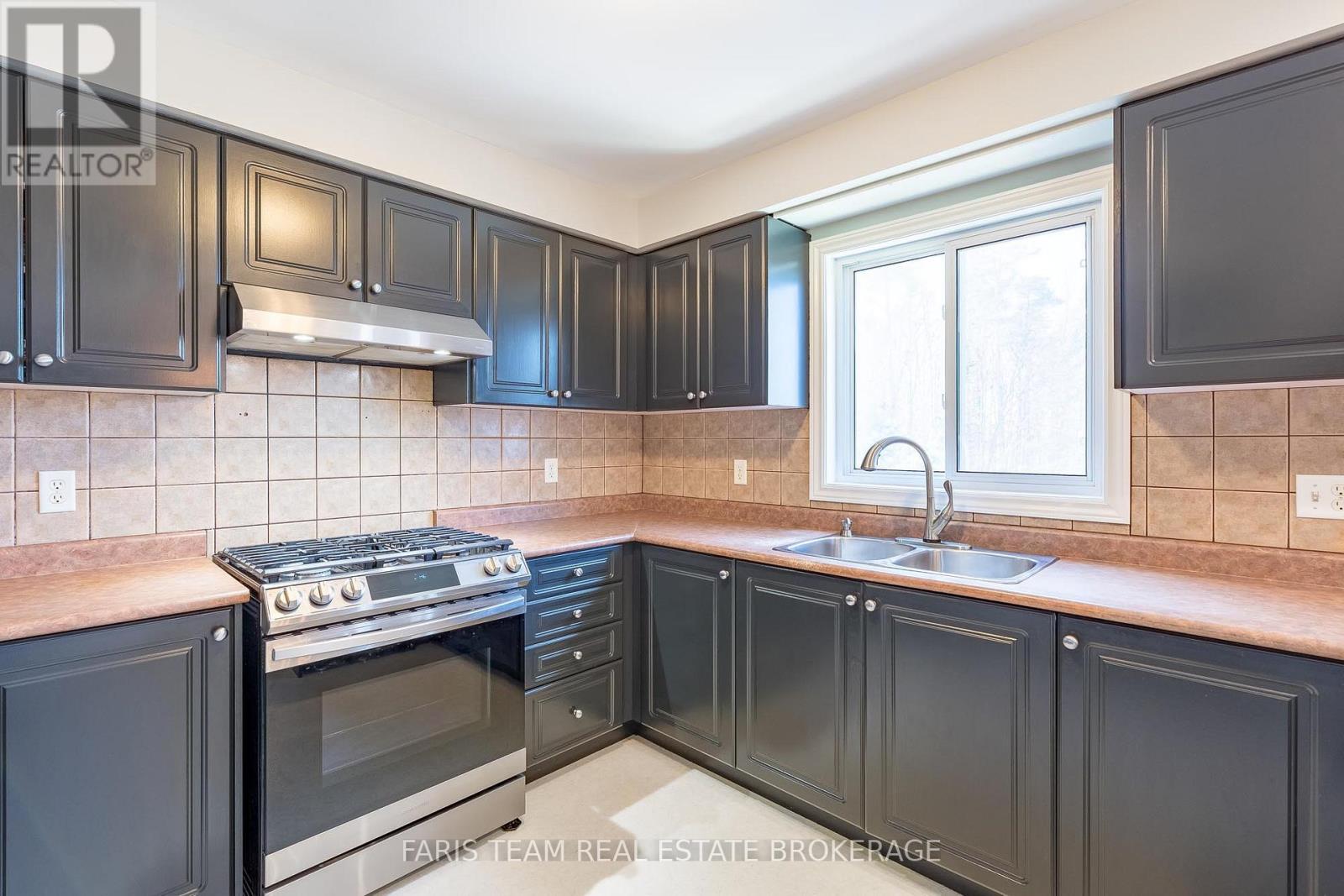 11 Berry Court, Barrie, Ontario  L4N 0J6 - Photo 9 - S12986420