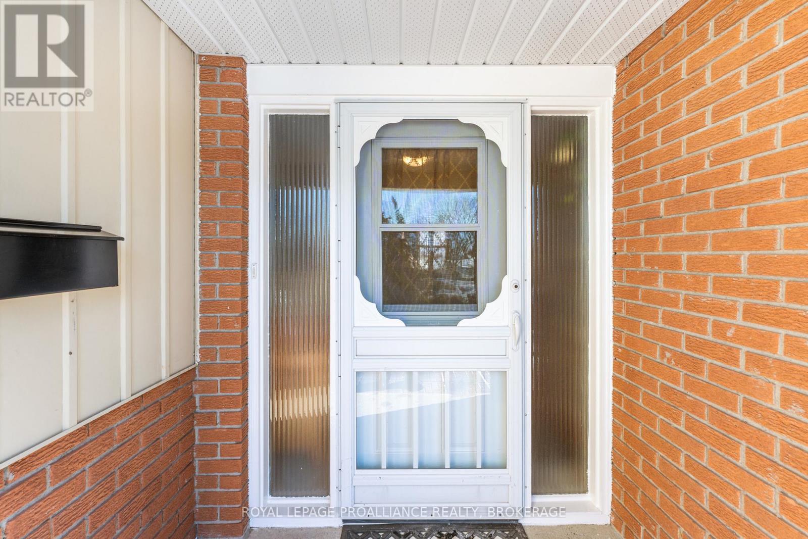 812 Hillside Drive, Kingston, Ontario  K7M 5Y8 - Photo 2 - X12984468