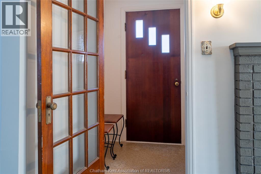 17 Grand Avenue, Wallaceburg, Ontario  N8A 4J8 - Photo 4 - 26001947